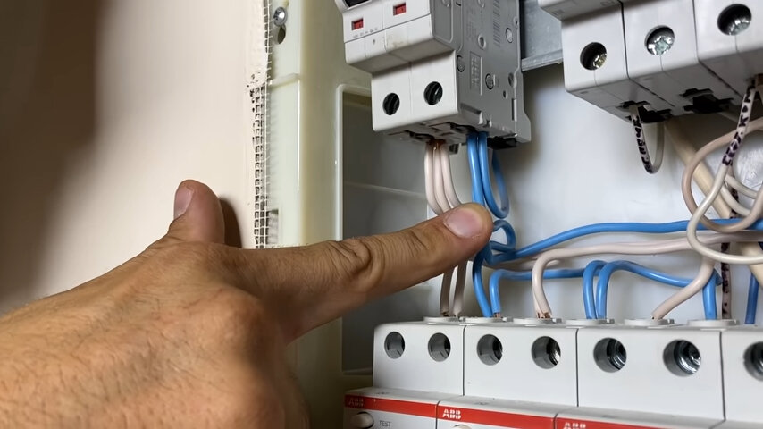 автомат в щитке, автомат в электрощитке, подключить автомат в щитке, подключение автомата в щитке, вводной автомат