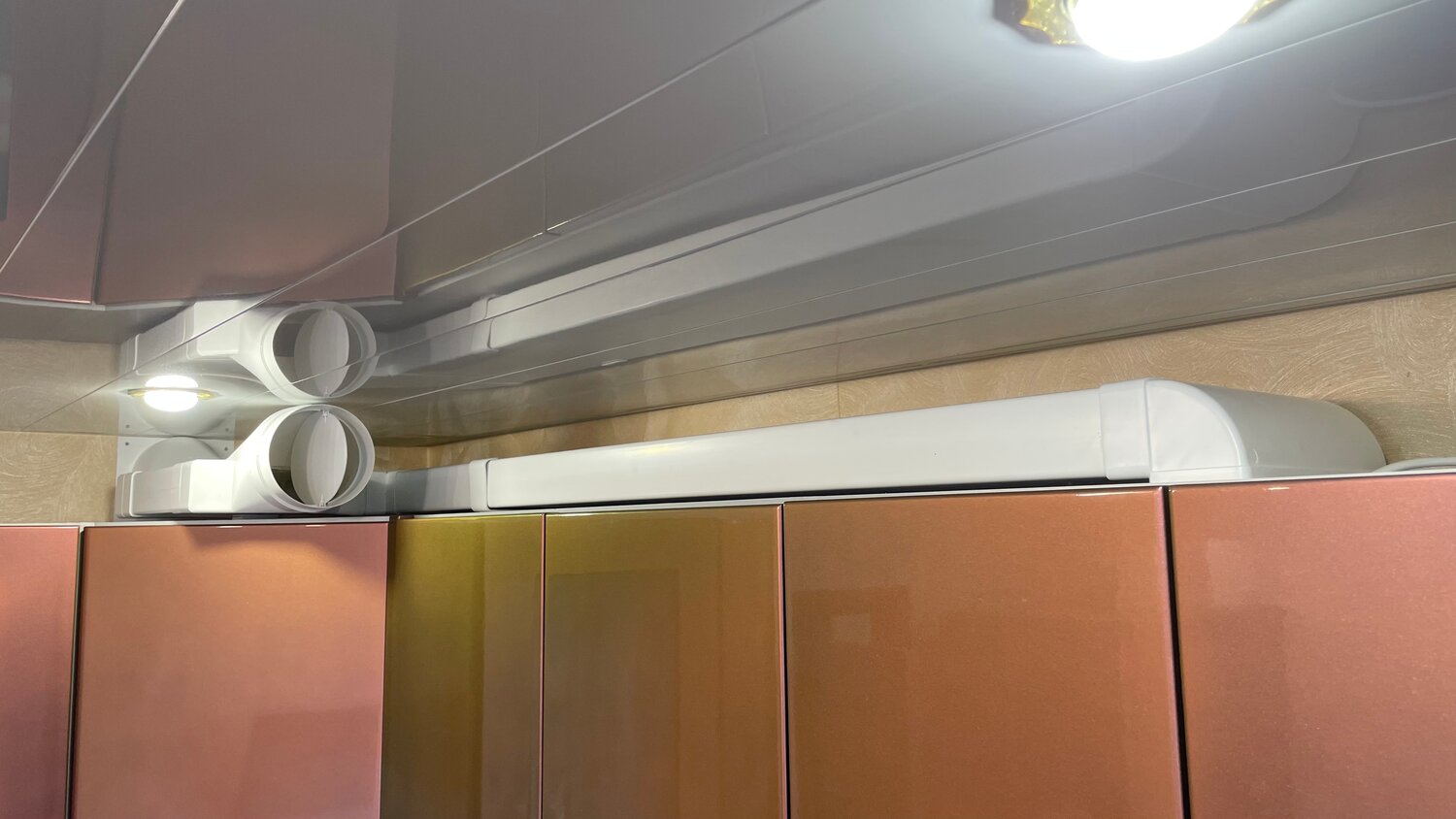 тройник с обратным клапаном для вытяжки д125, вентиляционный тройник с обратным клапаном для вытяжки, вентиляционный короб для вытяжки, тройник вентиляционный с обратным клапаном 120мм для кухонной вытяжки, вентиляция для вытяжки