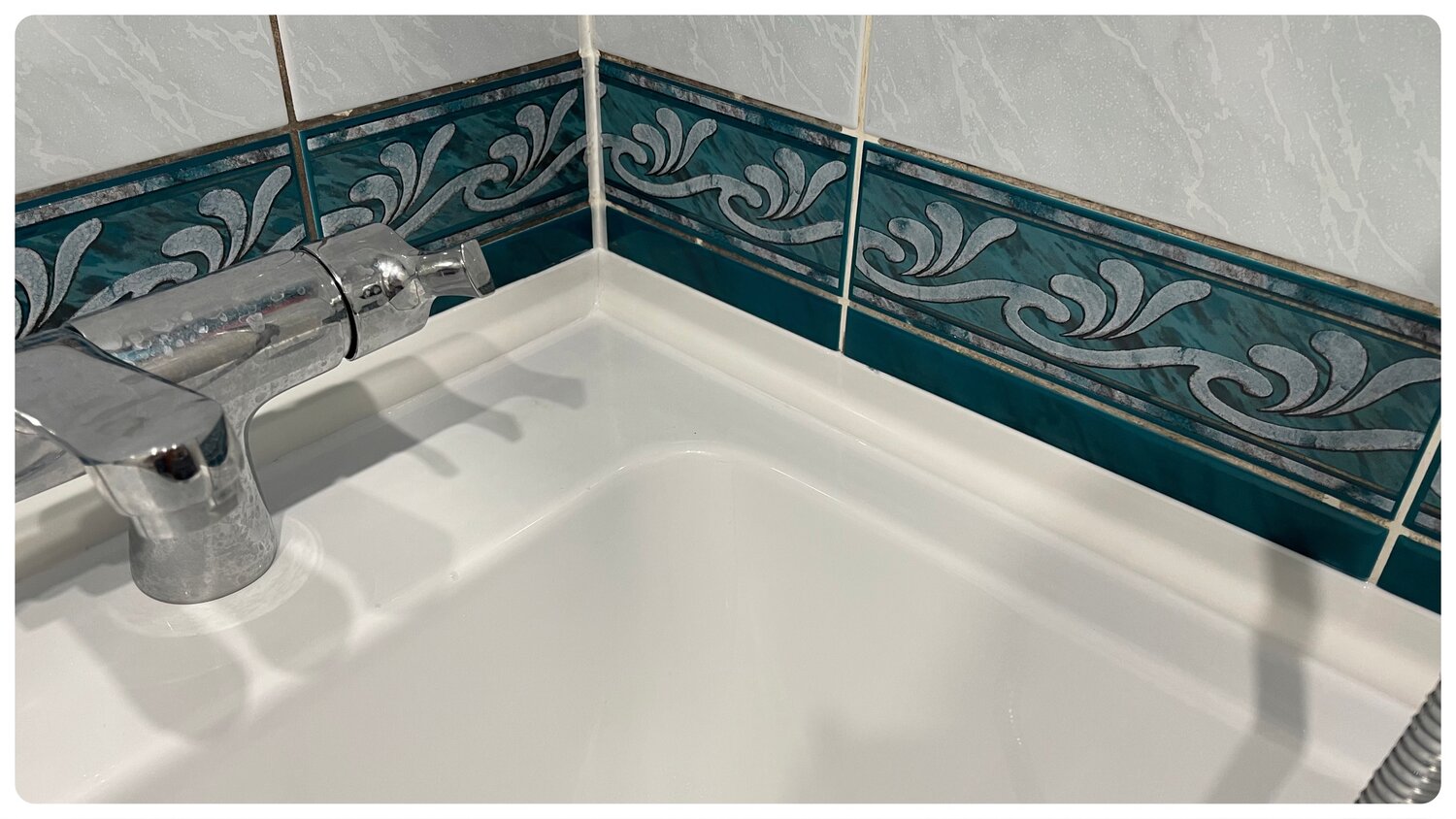 бордюр для ванн, заделать щель между ванной и стеной, галтель для ванны заделать щель 80 мм, стык между ванной и стеной, бордюр для ванной