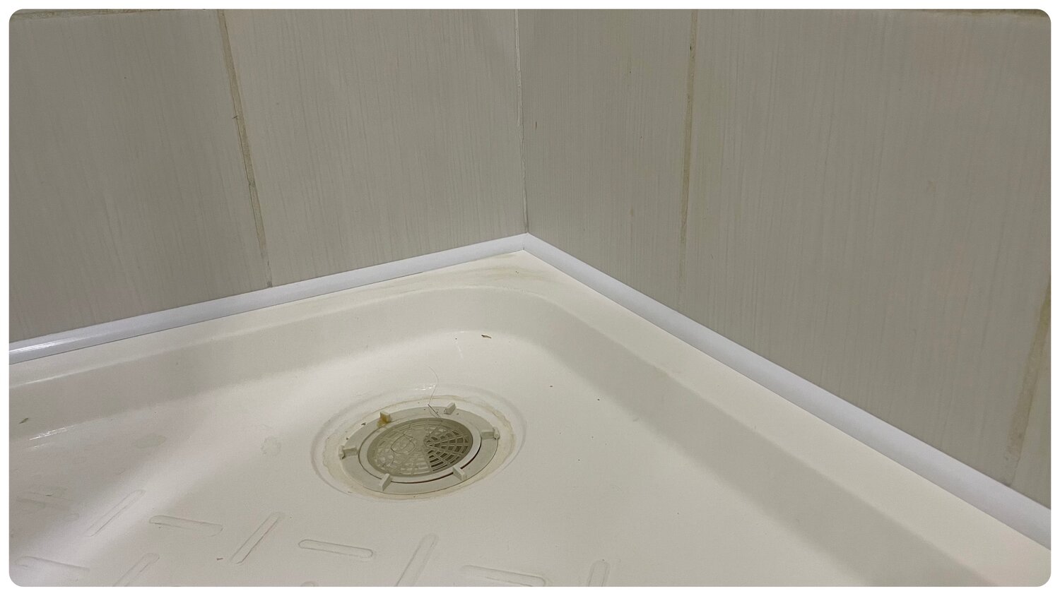 плинтус для душевого поддона, бордюр для ванны акватек dekor-0000001 195 см, плинтус в ванной, плинтус на ванну, герметизация душевого поддона