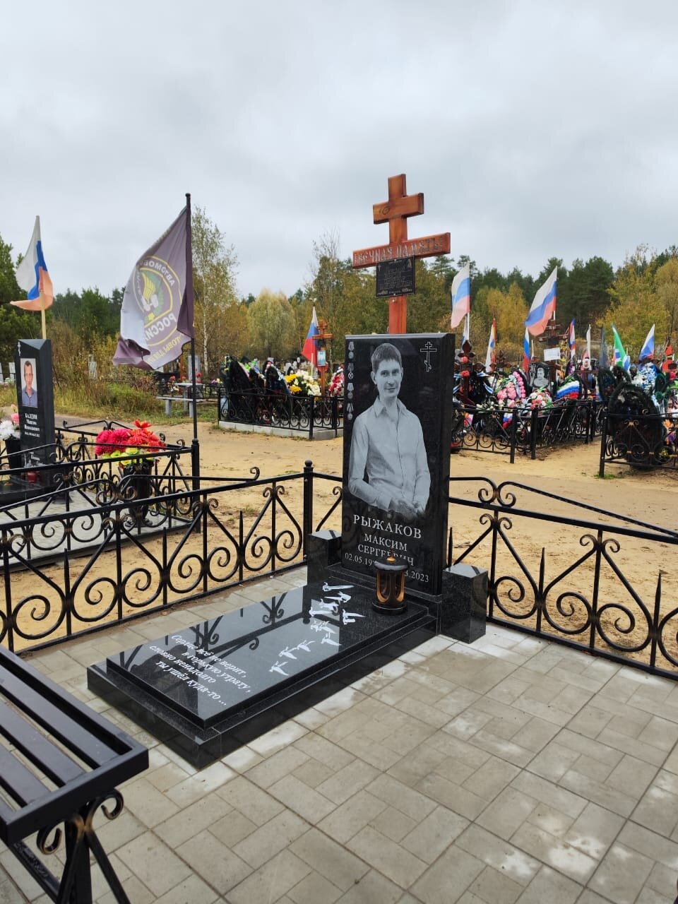 памятник, могила памятник, памятники на кладбище, памятники на могилу на кладбище, надгробные памятники из гранита