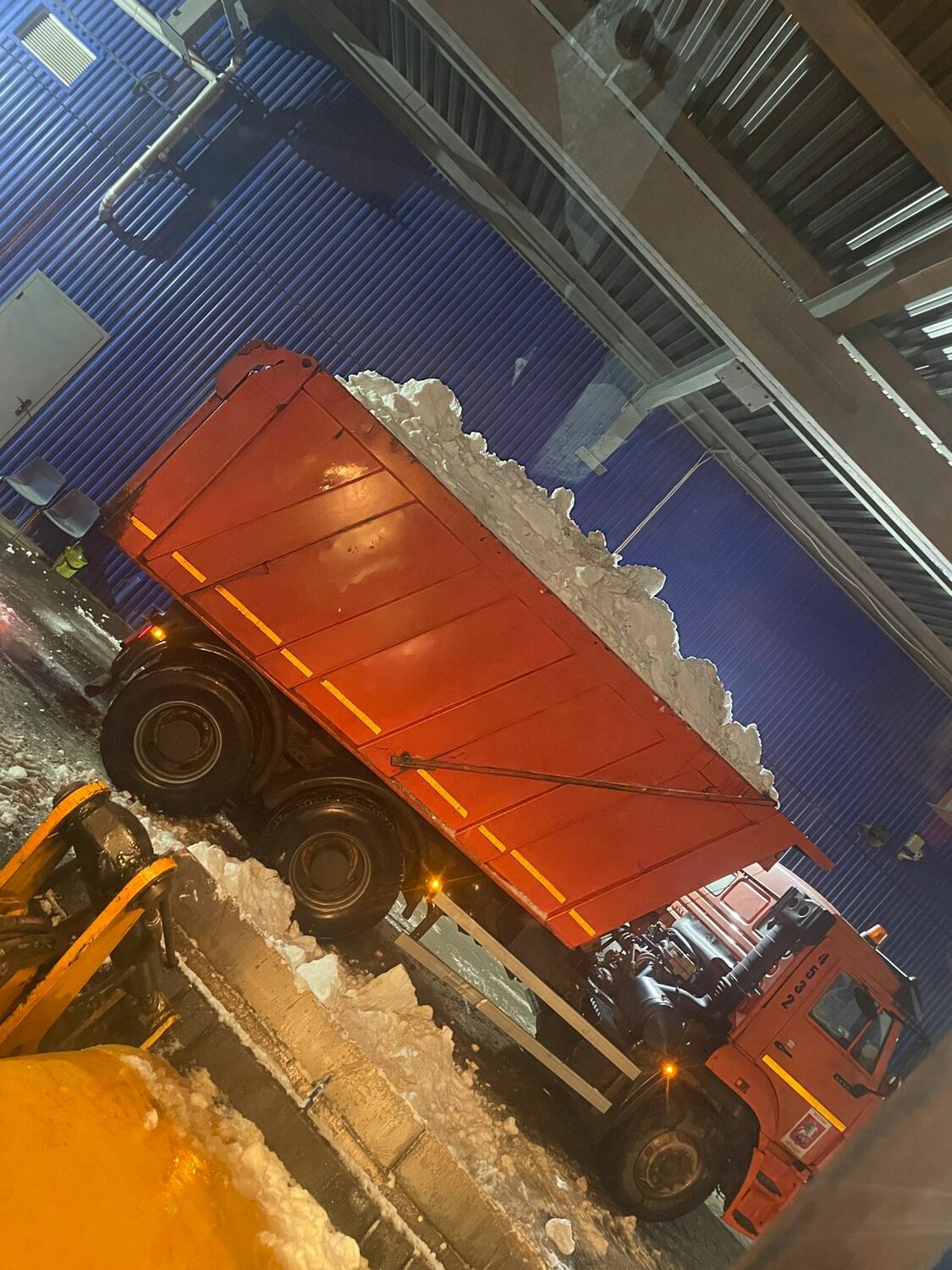 снегоплавильная станция москва, камаз 65115 самосвал снег, вывоз снега, камаз самосвал 6520, камаз самосвал
