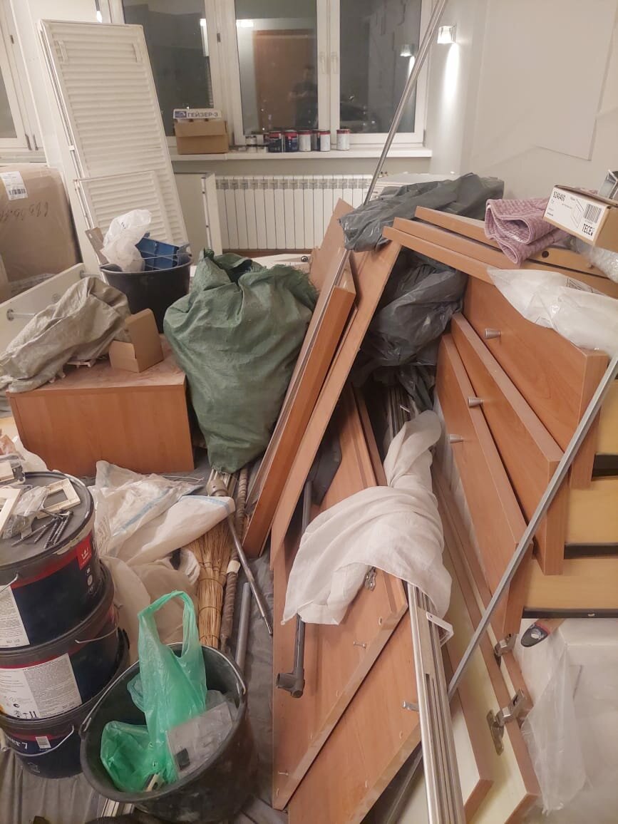 разобранная мебель, утилизация старой мебели из квартиры бесплатно, хлам в квартире, вывоз старой мебели, строительный мусор