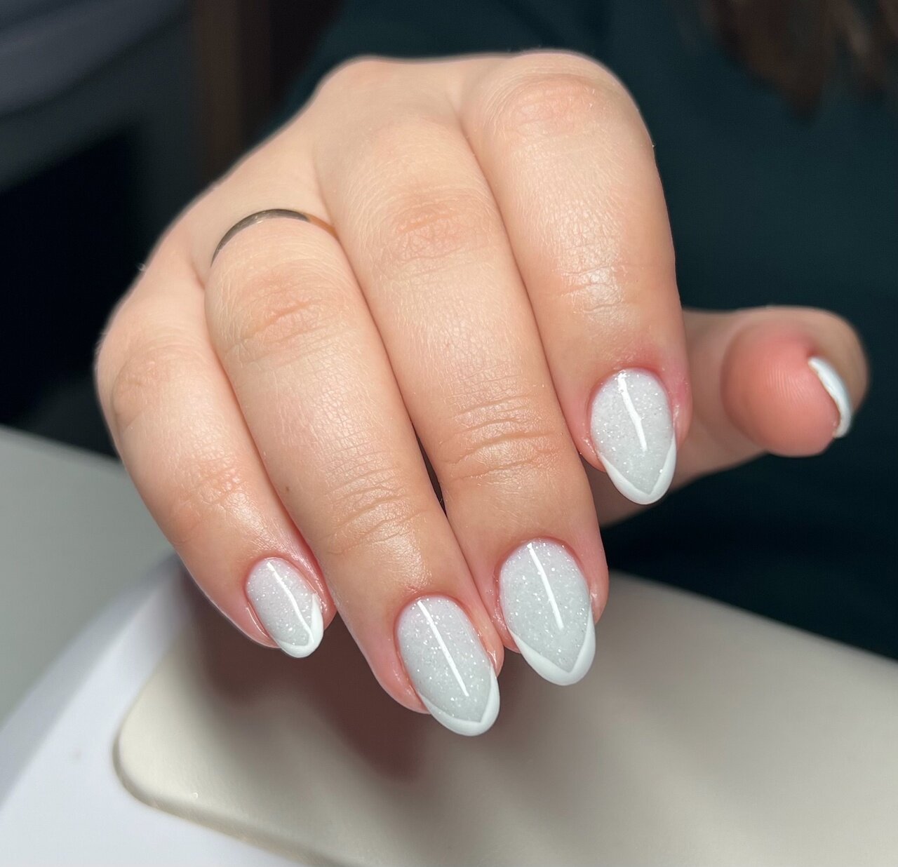 ногти, маникюр, маникюр белая база с блестками, маникюр молочная база с блестками, маникюр база с блестками