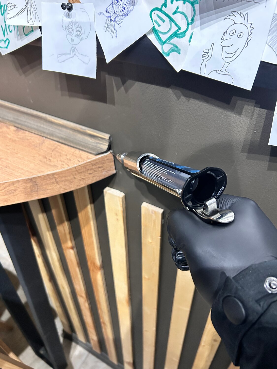 водонепроницаемые перчатки, водонепроницаемые перчатки dexshell drylite gloves, бионические протезы, водонепроницаемые перчатки dexshell drylite, полицейский застегивает наручники