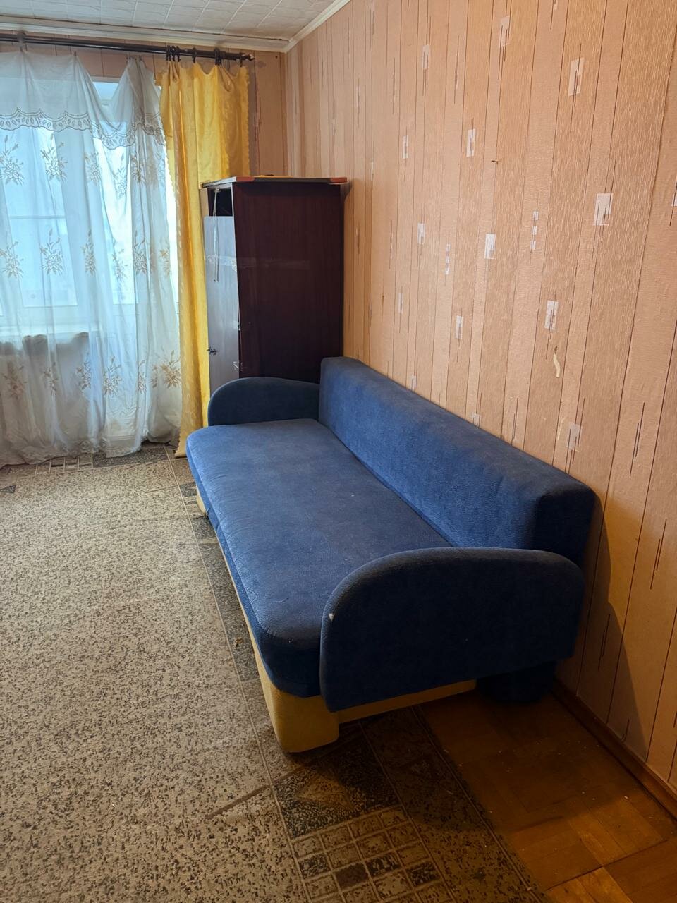 хрущевка комната, интерьер комнаты, хрущевка однокомнатная, диван, мебель дом