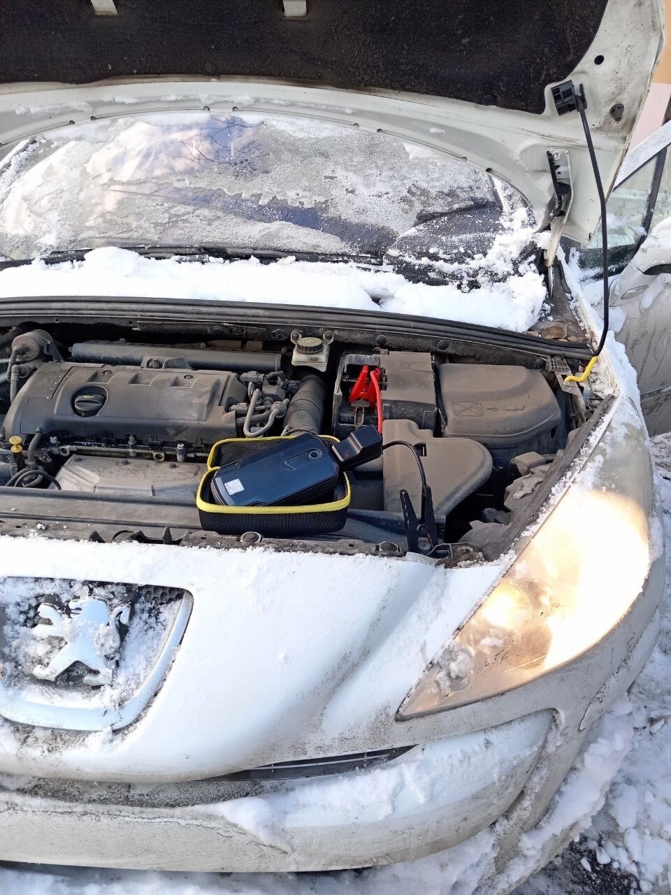 двигатель пежо 308, пежо 308 под капотом, пежо 308 2009, пежо 308 прикурить аккумулятор, пежо 308 2012