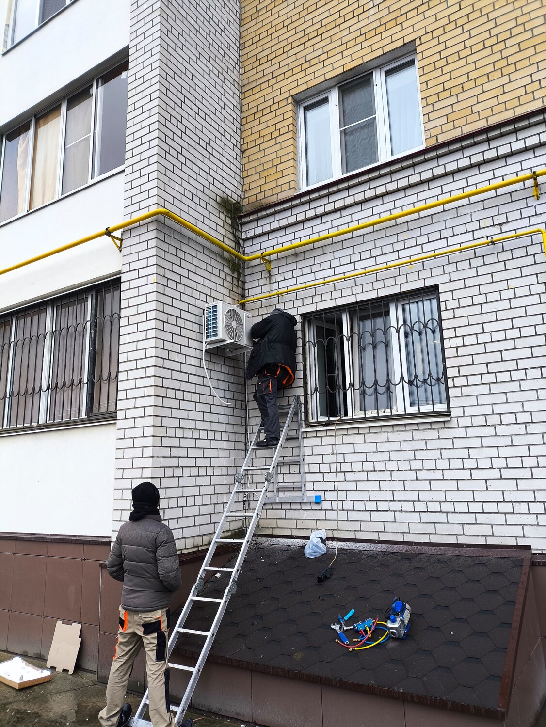 покраска фасада многоквартирного дома, газовая труба на фасаде частного дома, кондиционер, многоквартирные дома, капремонт