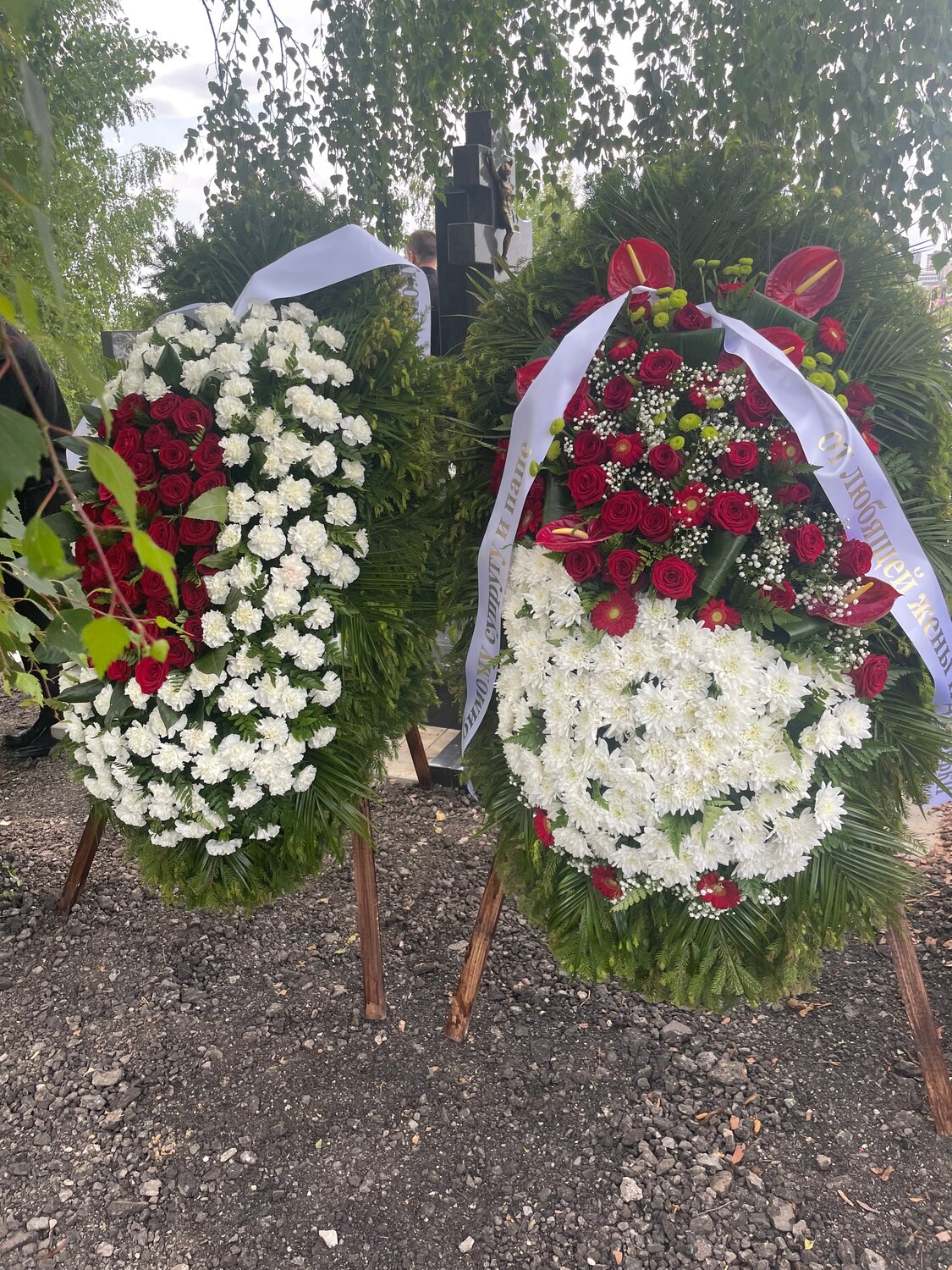 могила ирины мирошниченко на троекуровском кладбище, венки на похороны, могила михаила горбачева на новодевичьем кладбище, цветы на похороны, похоронные венки