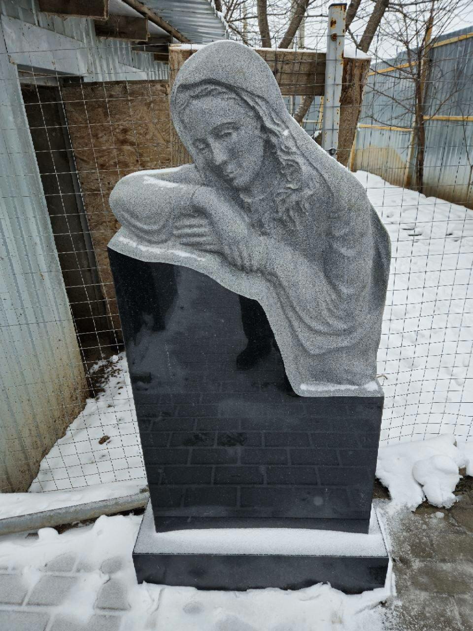 памятник скорбящая мать, резные памятники из мрамора, скорбящая памятник из гранита, надгробные памятники из гранита, гранитные памятники