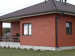 дом из красного кирпича, кирпич облицовочный пустотелый terca red гладкий, одноэтажный дом из красного кирпича, кирпич terca red, дома из красного кирпича
