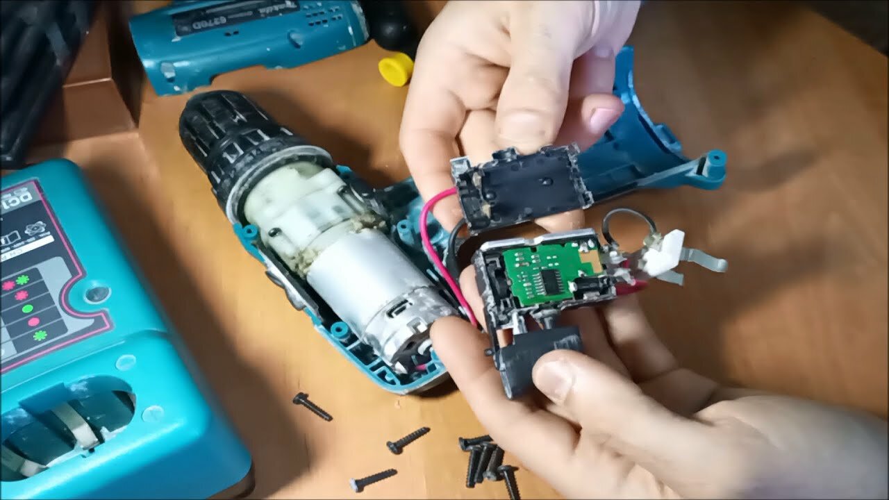 кнопка макита шуруповерт 6270d, аккумулятор шуруповерта, шуруповерт макита, ремонт шуруповерта, починить дрель реверс