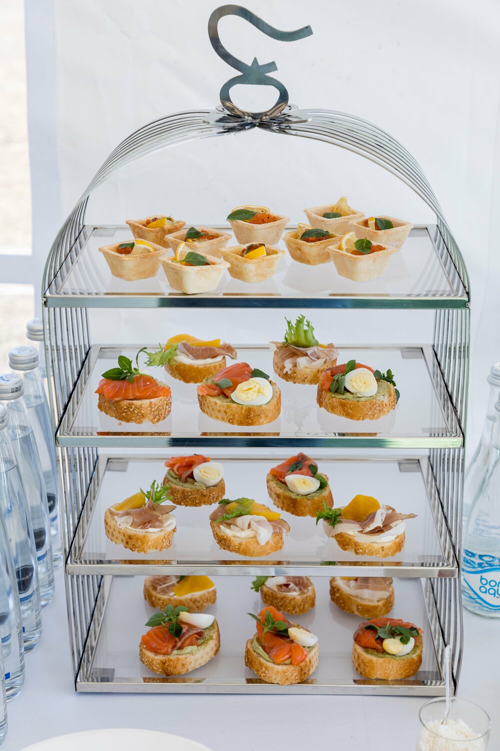 еда, afternoon tea tradition, сервировка стола, витрина тепловая настольная, бутерброды канапе