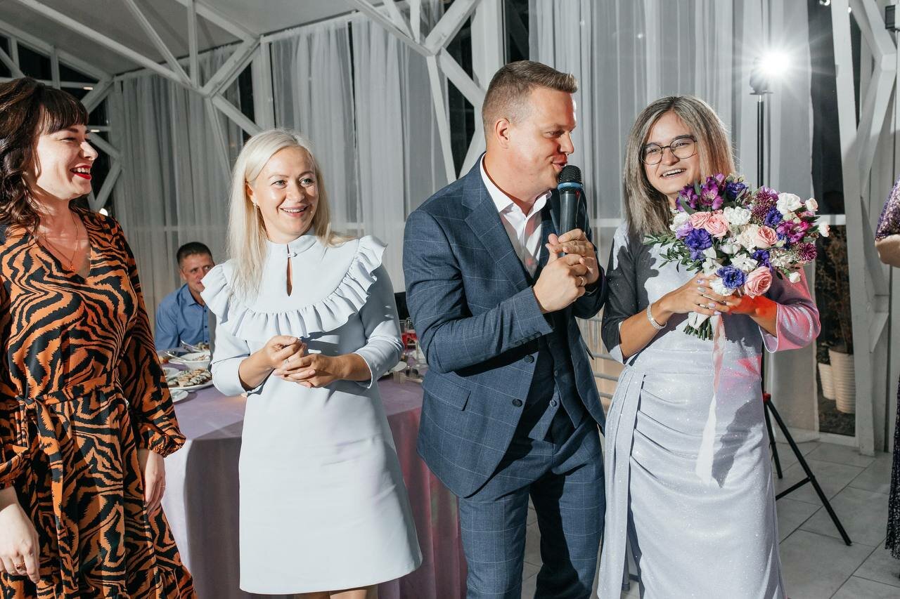 девушка, человек, на свадьбе, ведущий на свадьбу, банкет свадьба