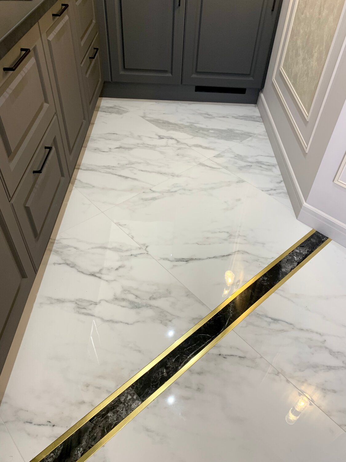 пол из мрамора, мрамор, плитка, кафель, керамическая плитка