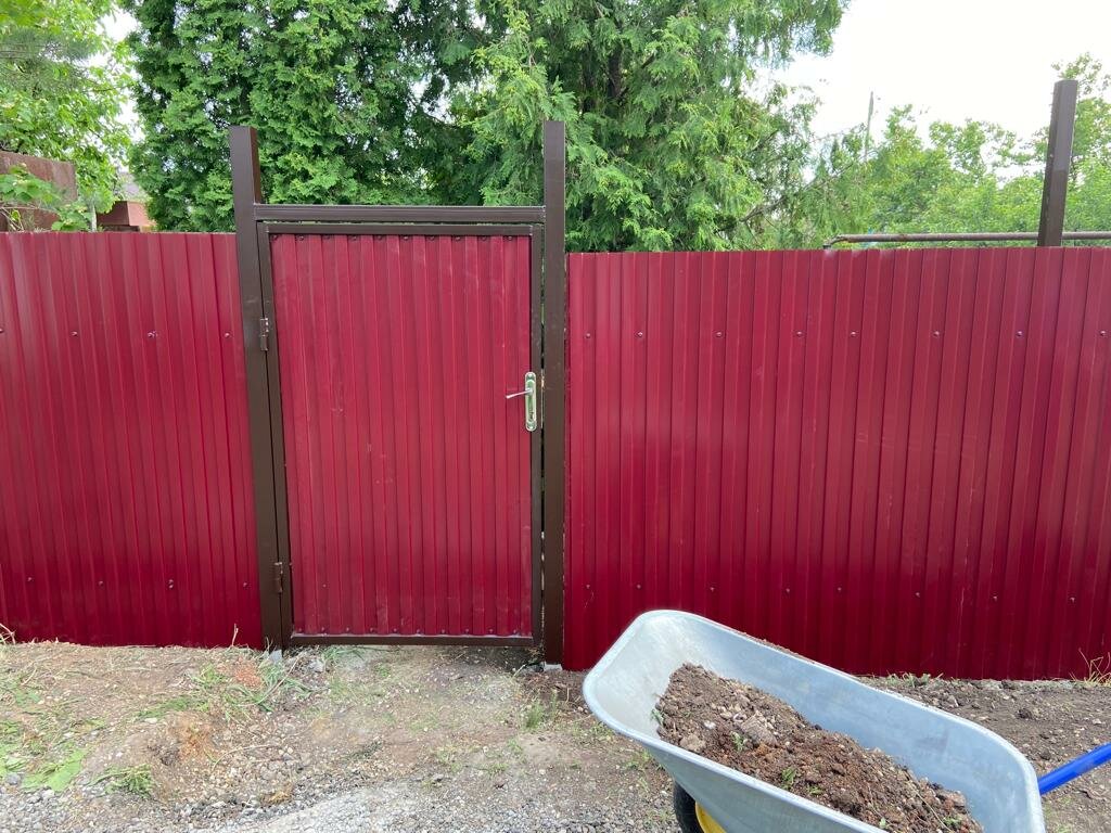 ворота из профнастила с калиткой, ворота профнастил, калитка для забора из профнастила, калитки в высоких заборах из профнастила, ворота из профлиста