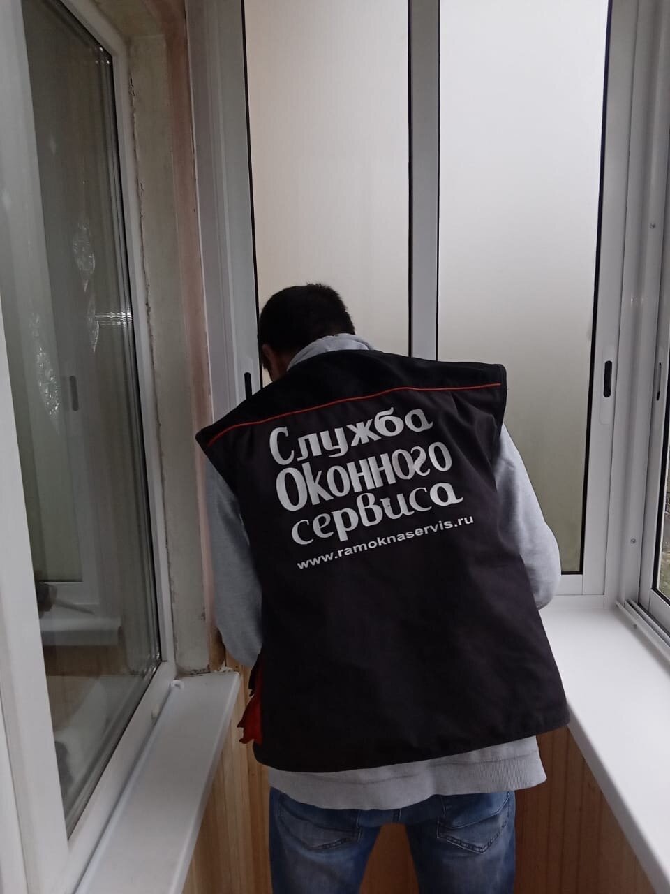 сервис, служба эксплуатации, окно, монтаж окон, ноги