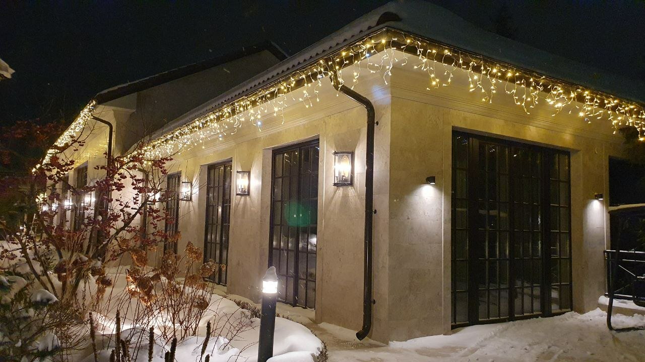 подсветка загородного дома, уличные гирлянды для фасада, гирлянда уличная на дом, освещение загородного дома, подсветка дома