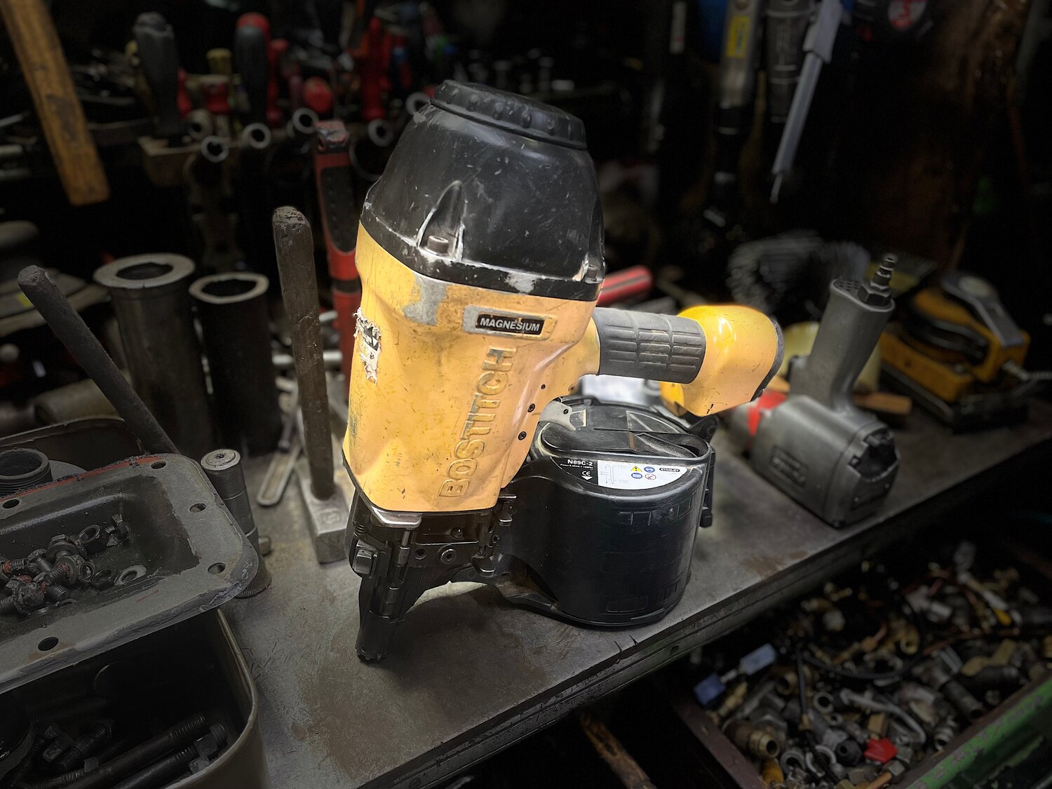 пневматический гвоздезабивной пистолет, пистолет гвоздезабивной, гвоздезабиватель, пневматический инструмент bostitch n89c-2k-e, инструмент пневматический bostitch n66c-2-e