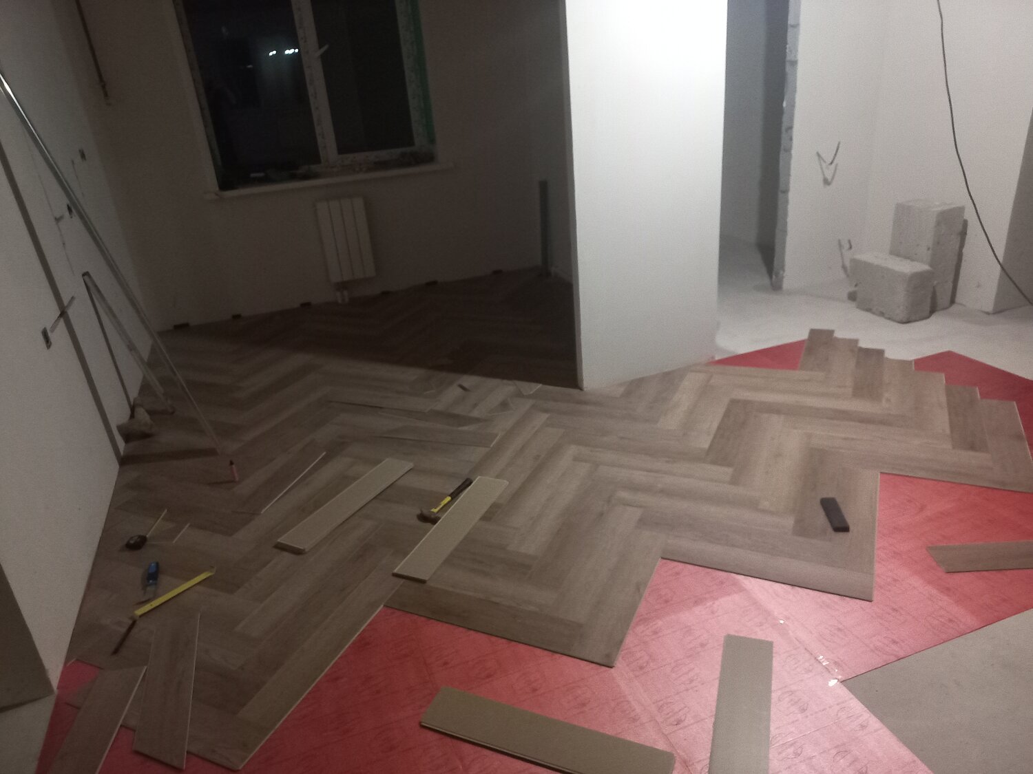 укладка ламината, укладка пола, укладка паркета, укладка ламината углом, паркет елочка