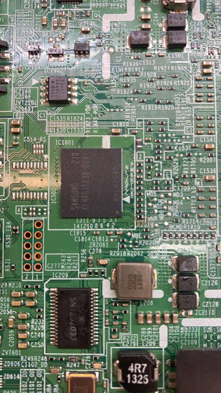 микросхемы памяти, nand микросхемы, электроника, r005 на плате, плата телевизора