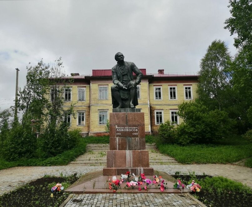 памятник ломоносову в селе ломоносово, памятник ломоносова в селе ломоносово, ломоносов памятник в селе ломоносово, памятник м.в. ломоносова в селе ломоносово, памятник ломоносову холмогоры