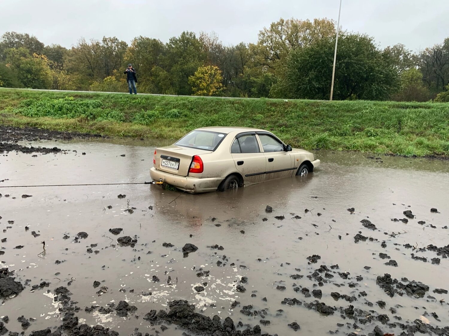 автомобиль, хендай акцент по грязи, автомобиль застрял в луже в дождь, дтп, hyundai accent