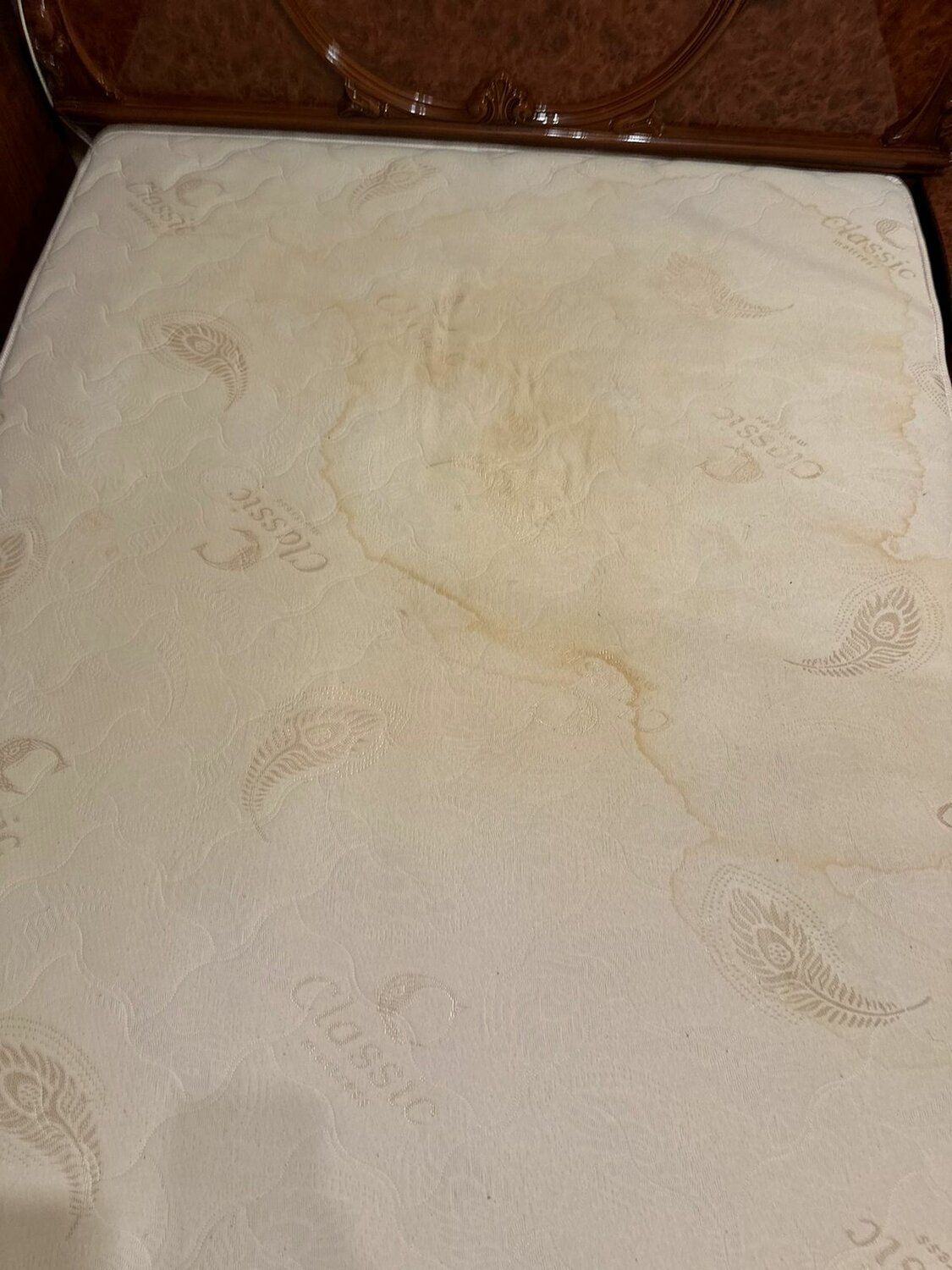 химчистка матрасов, матрас, покрывало, кровать с матрасом, грязный матрас