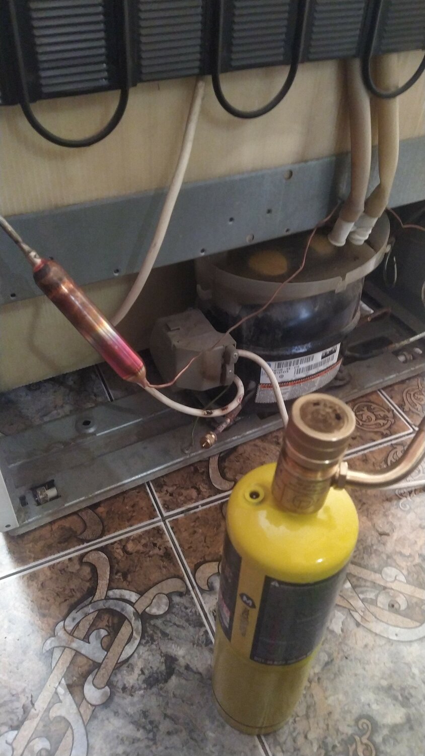 заправка холодильника фреоном, ремонт холодильников, заправка морозильной камеры фреоном r404a, фреон для холодильника, система холодильника