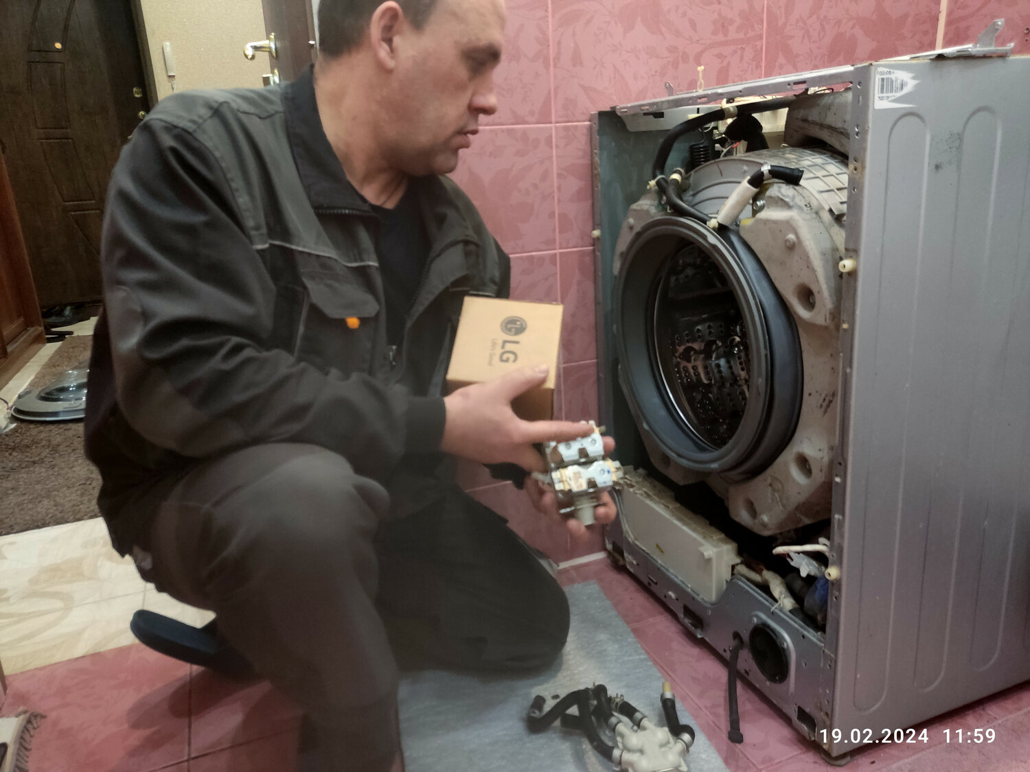 разобранная стиральная машина, починка стиральной машины, бытовая техника, мастер по ремонту стиральных машин, стиральная машина