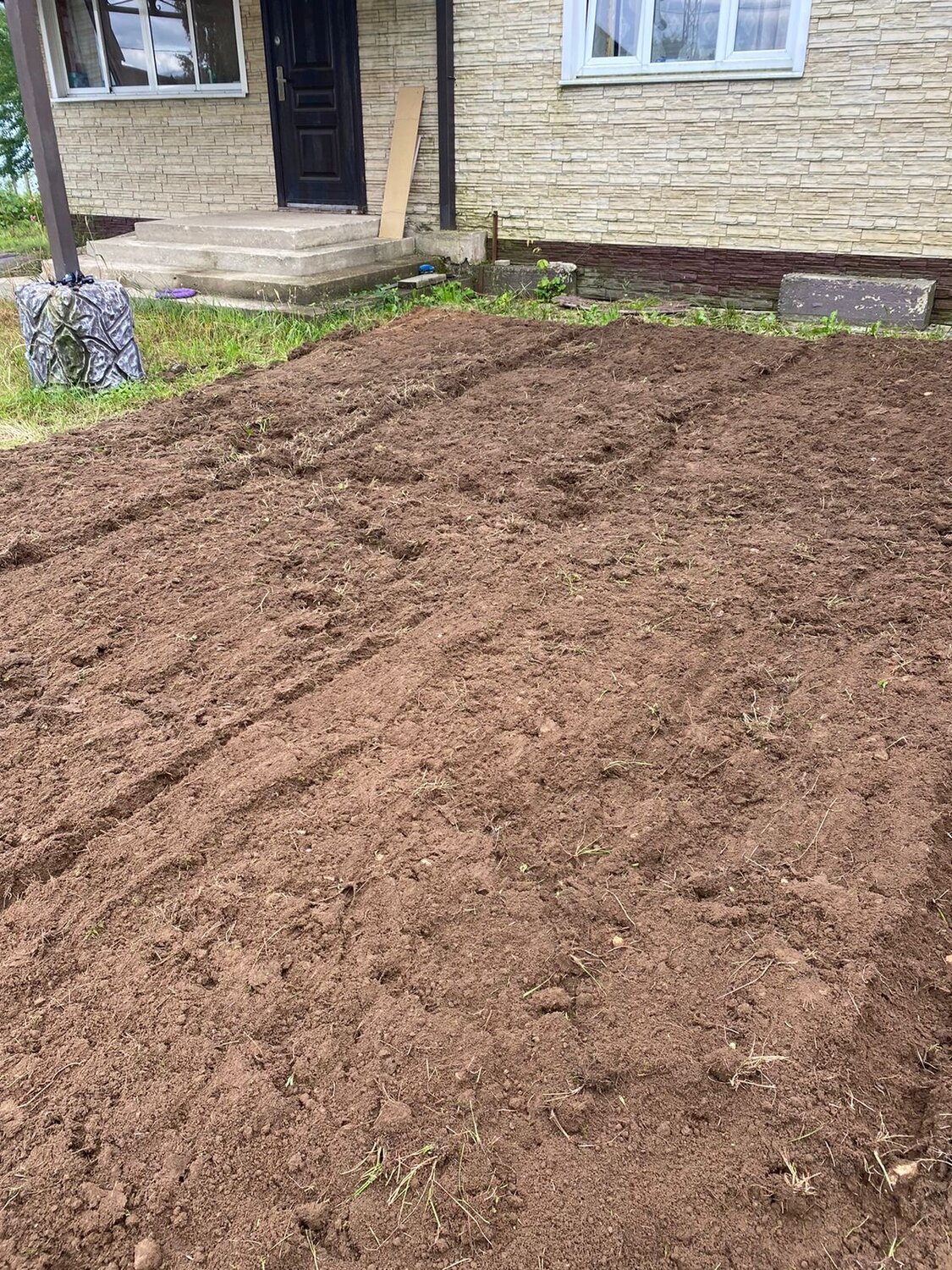 вспашка земли, участок, плодородный грунт, вспашка участка, вспашка земли под газон