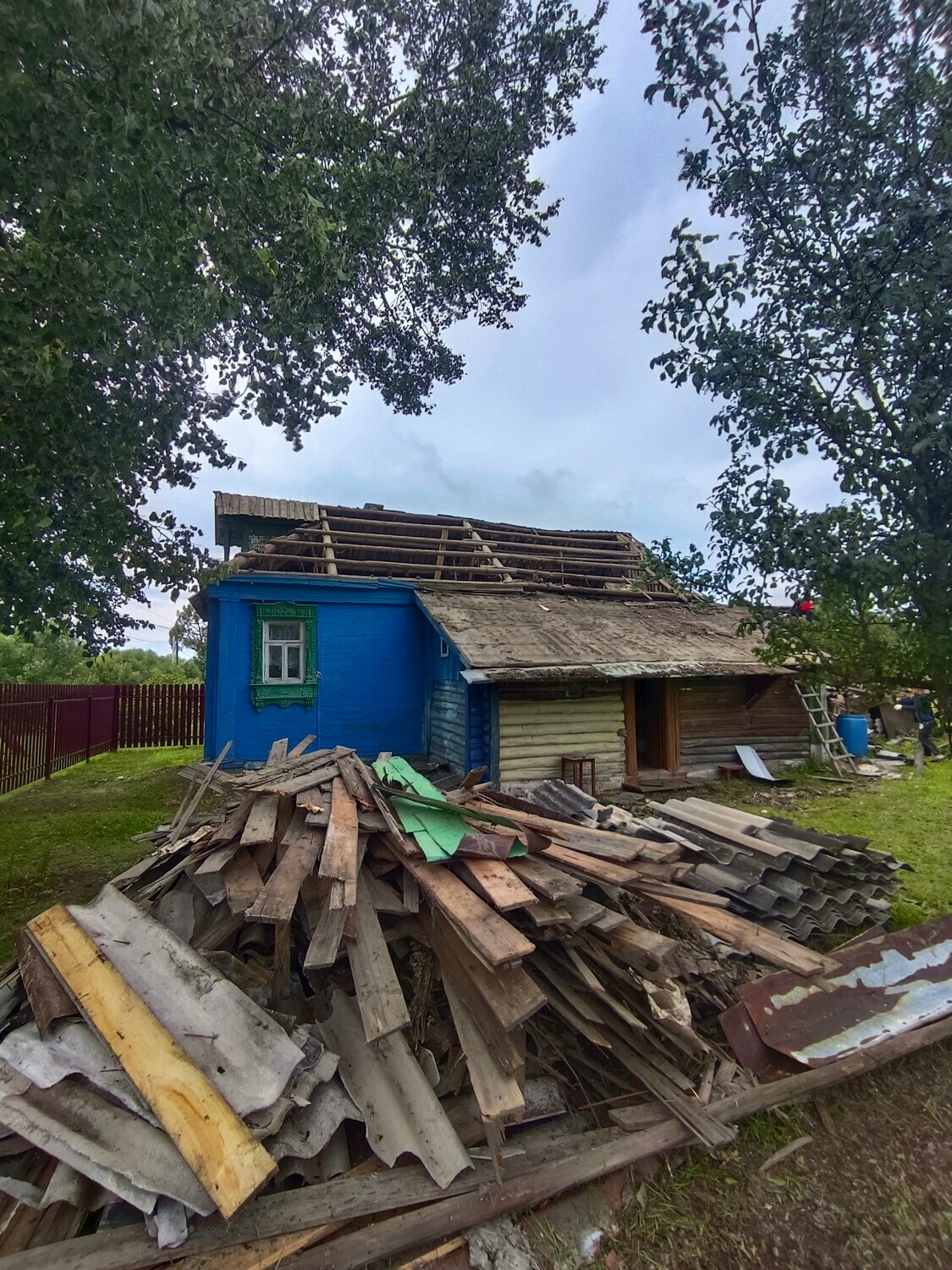 дом в деревне, в деревне, в селе, жители деревни, ураган в деревне