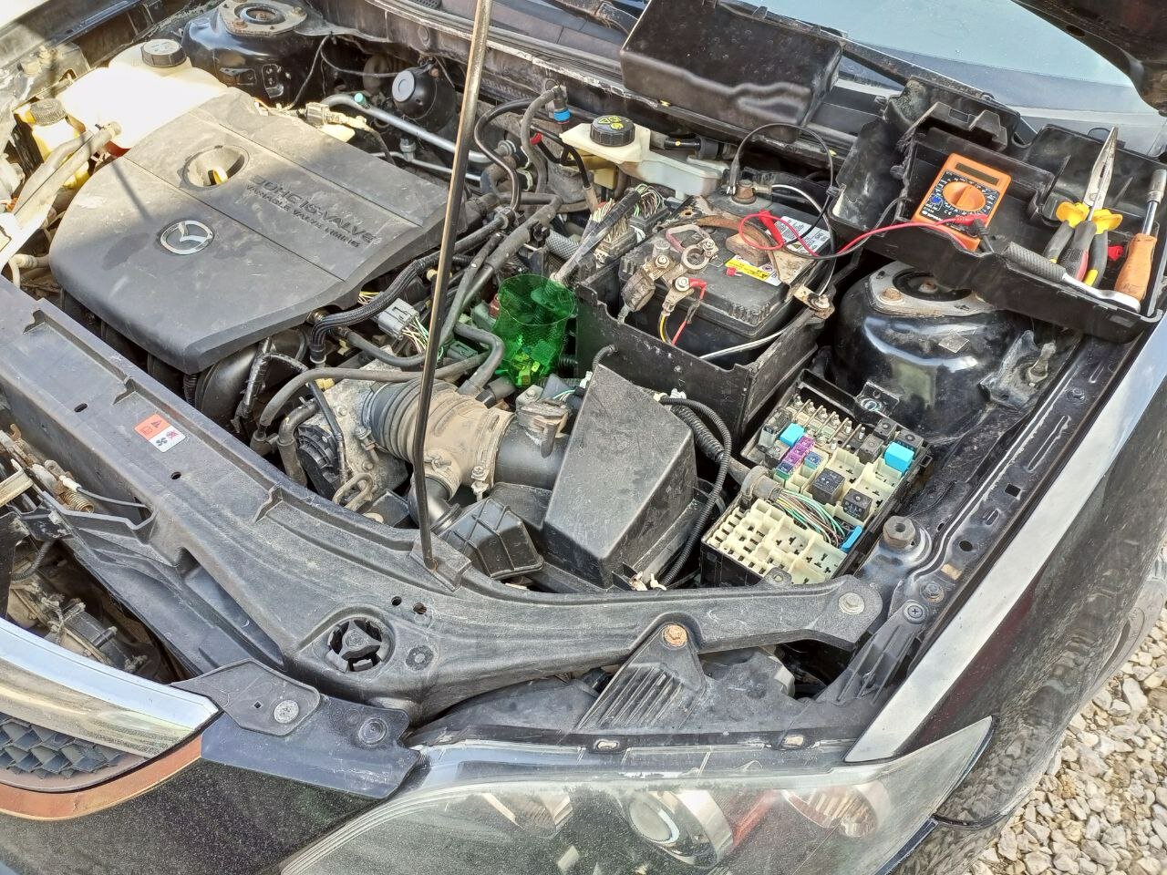 двигатель мазда 6, mazda 6 gg подкапотное пространство, мазда аксела под капотом, подкапотный, mazda 6 gh 2.0 двигатель