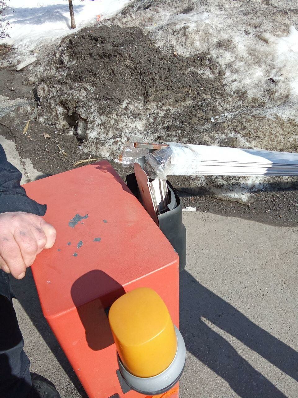 установка шлагбаума, шлагбаум во дворе, шлагбаум автоматический, ремонт шлагбаума, сломанный шлагбаум