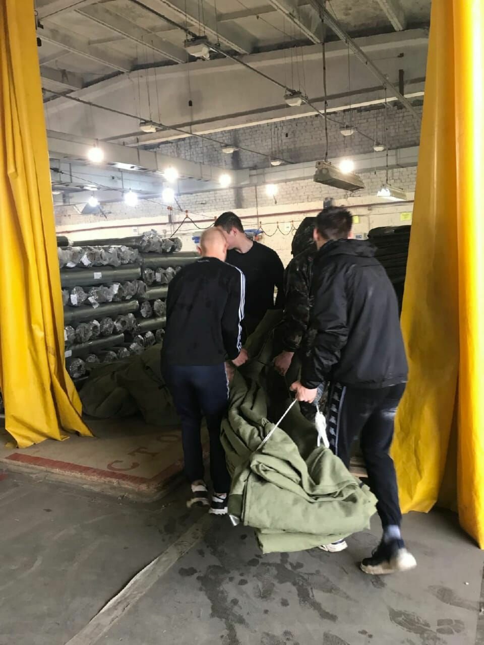 сбор гуманитарной помощи, военный продовольственный склад, пункт сбора, с завода, ноги