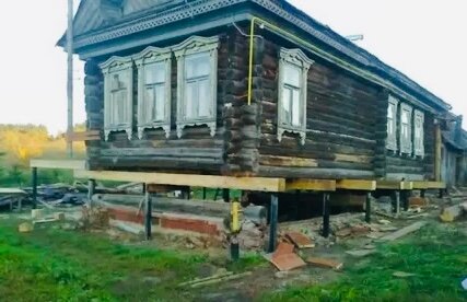 старый деревянный дом в деревне, поднятие фундамента деревянного дома, фундамент деревянного дома, подъем домов, реконструкция старого деревянного дома