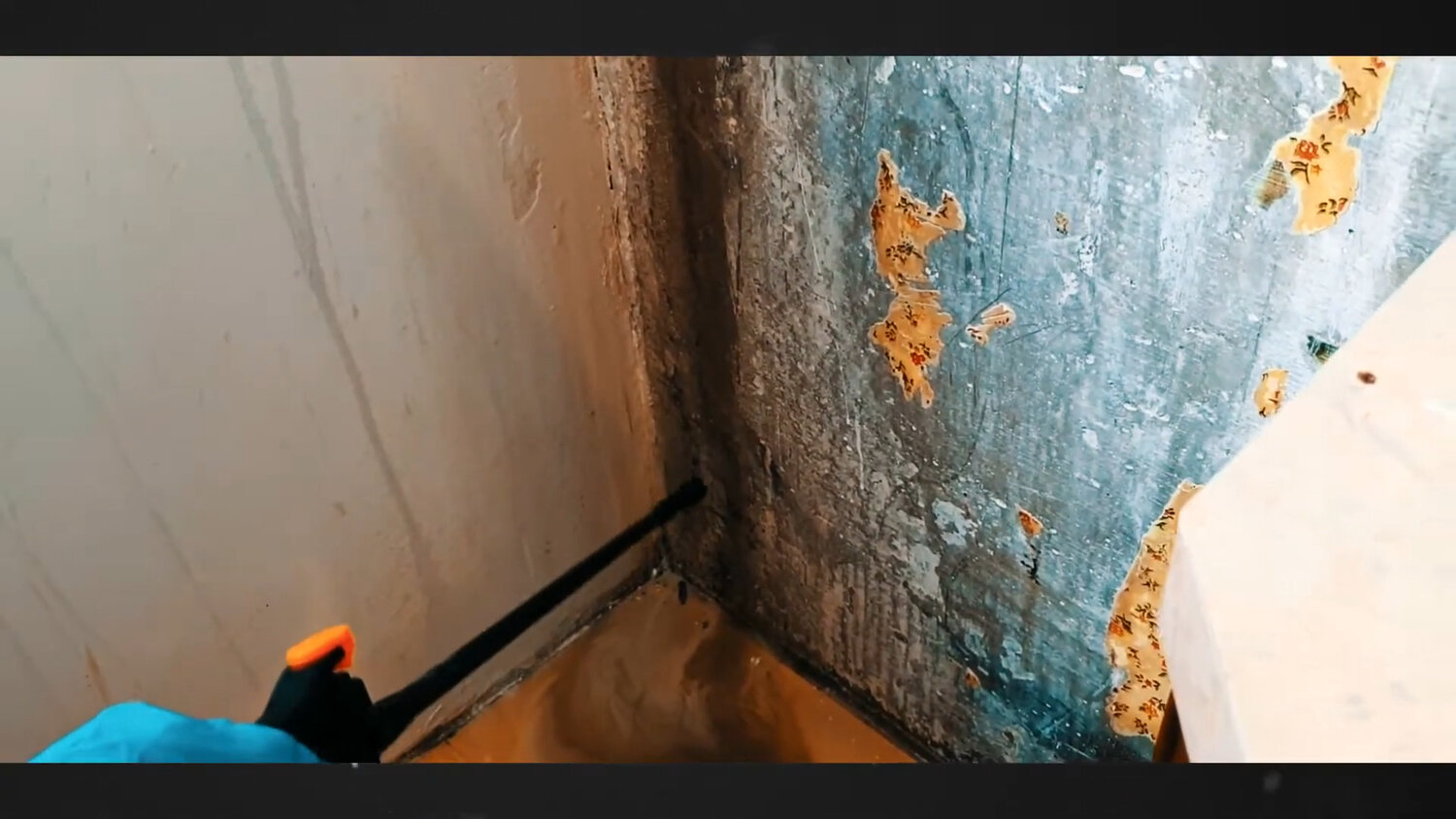 плесень на стенах, со стен, штукатурка стен, ржавые пятна на штукатурке, грибок на стенах