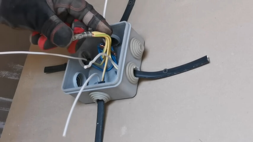 распаячная коробка с розеткой, распаячная коробка, коробка распаячн, распаечная коробка, пайка проводов в распределительной коробке