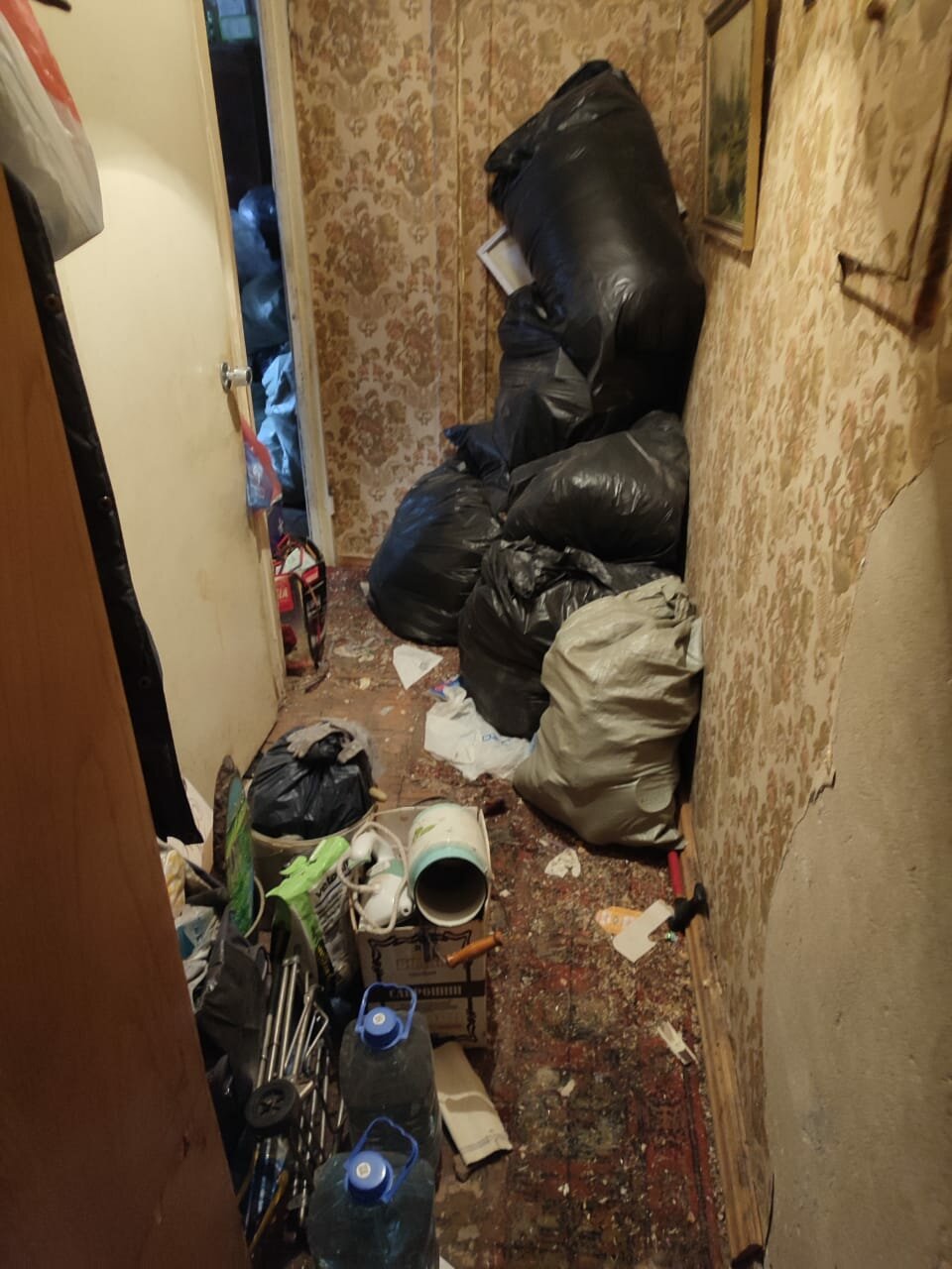 мусор в квартире, мусор, гора мусора, куча мусора, захламленная квартира