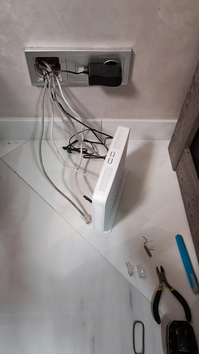 роутер в квартире, роутер на стене, wi fi роутер, роутер маршрутизатор, оптический роутер gpon ростелеком