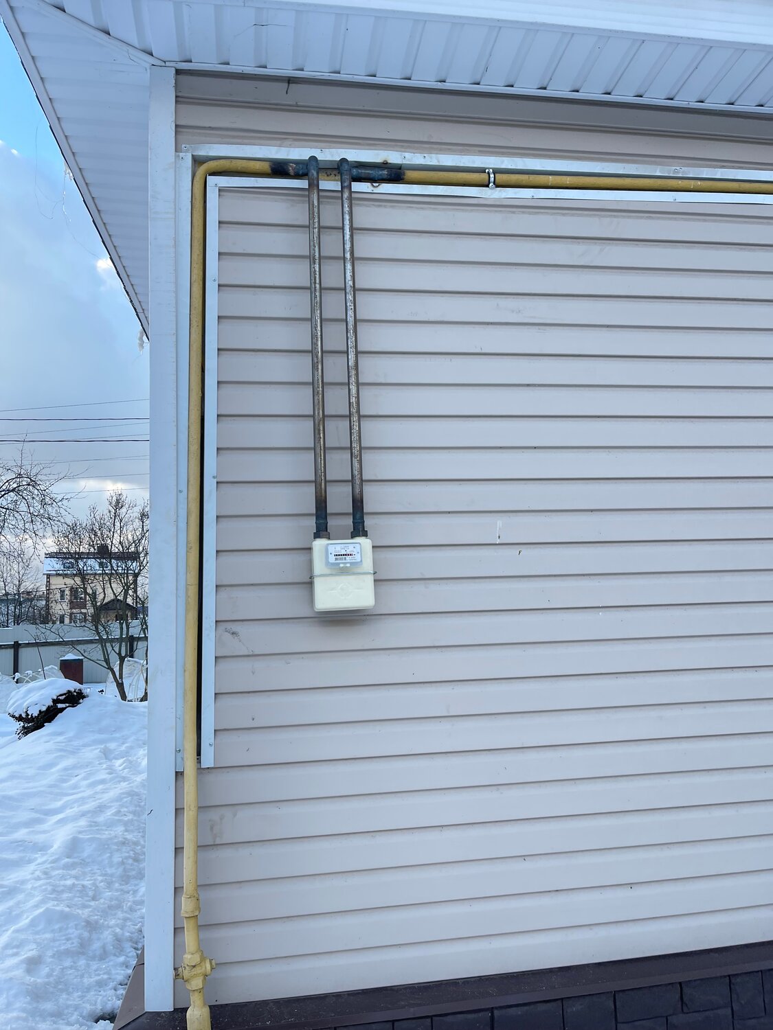 сайдинг и газовая труба, водосток для дачного дома, подвод газа к дому, электричество, монтаж электрика снаружи с корпусом