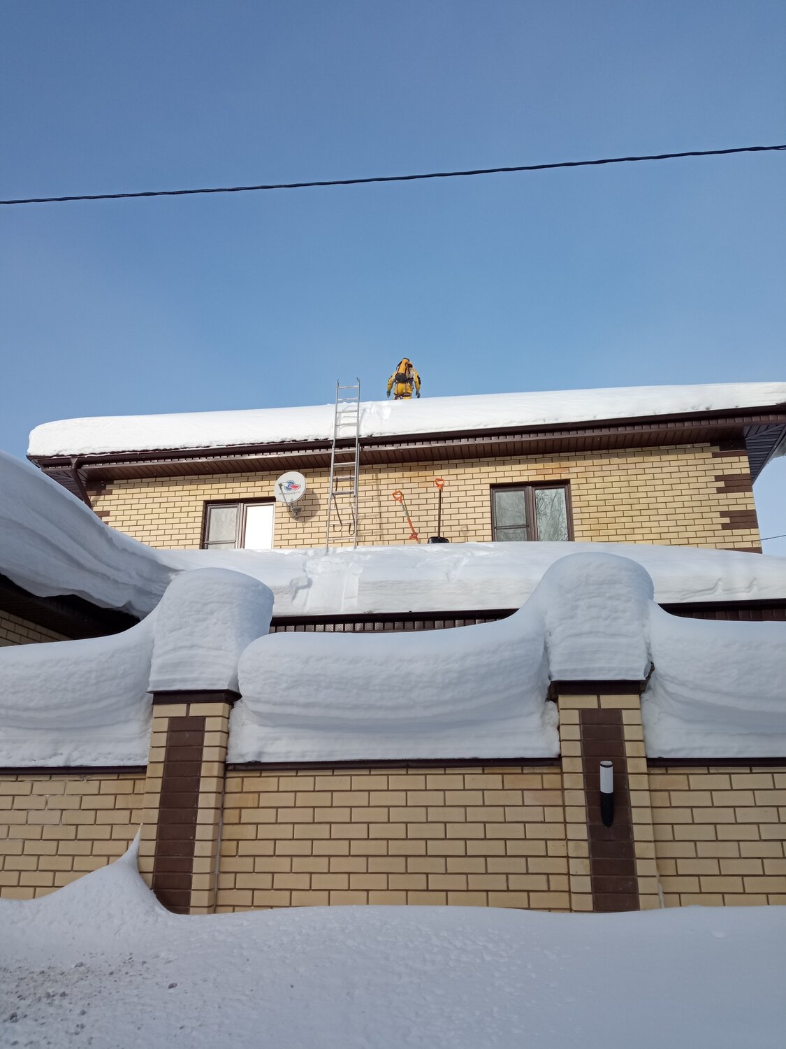 снег с крыши, загородный дом, коттедж в коттеджном поселке, золотые ключи коттеджный поселок тайцы, дома дачи коттеджи