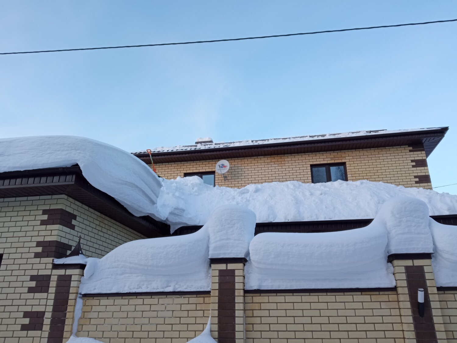 снег с крыши, сход снега с крыши, снег с крыши съехал горизонтально, крыша, уборка снега с крыш