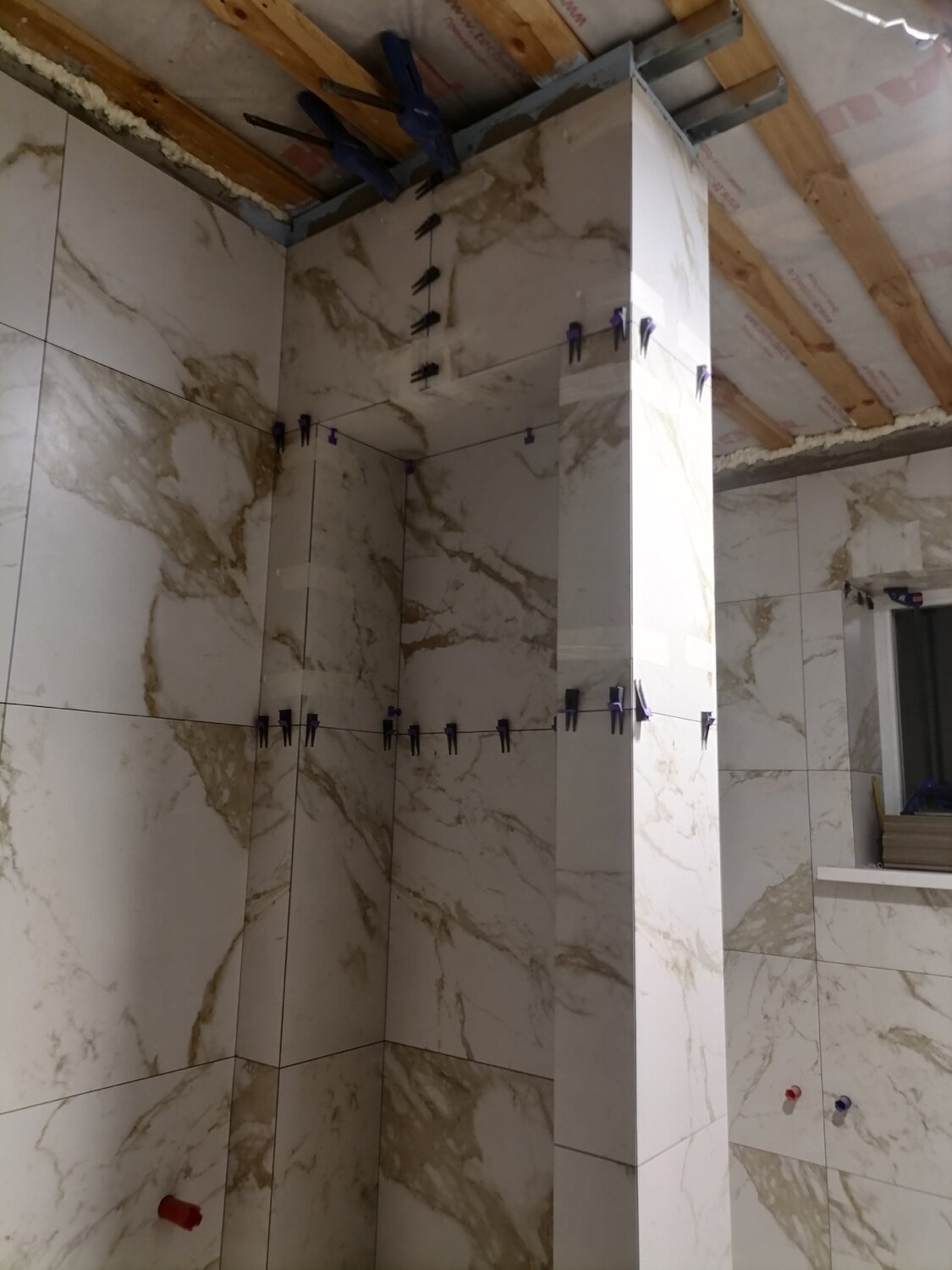 выравнивание плитки, отвалился кафель, укладка плитки, укладка керамогранита на стену, плитка на стену