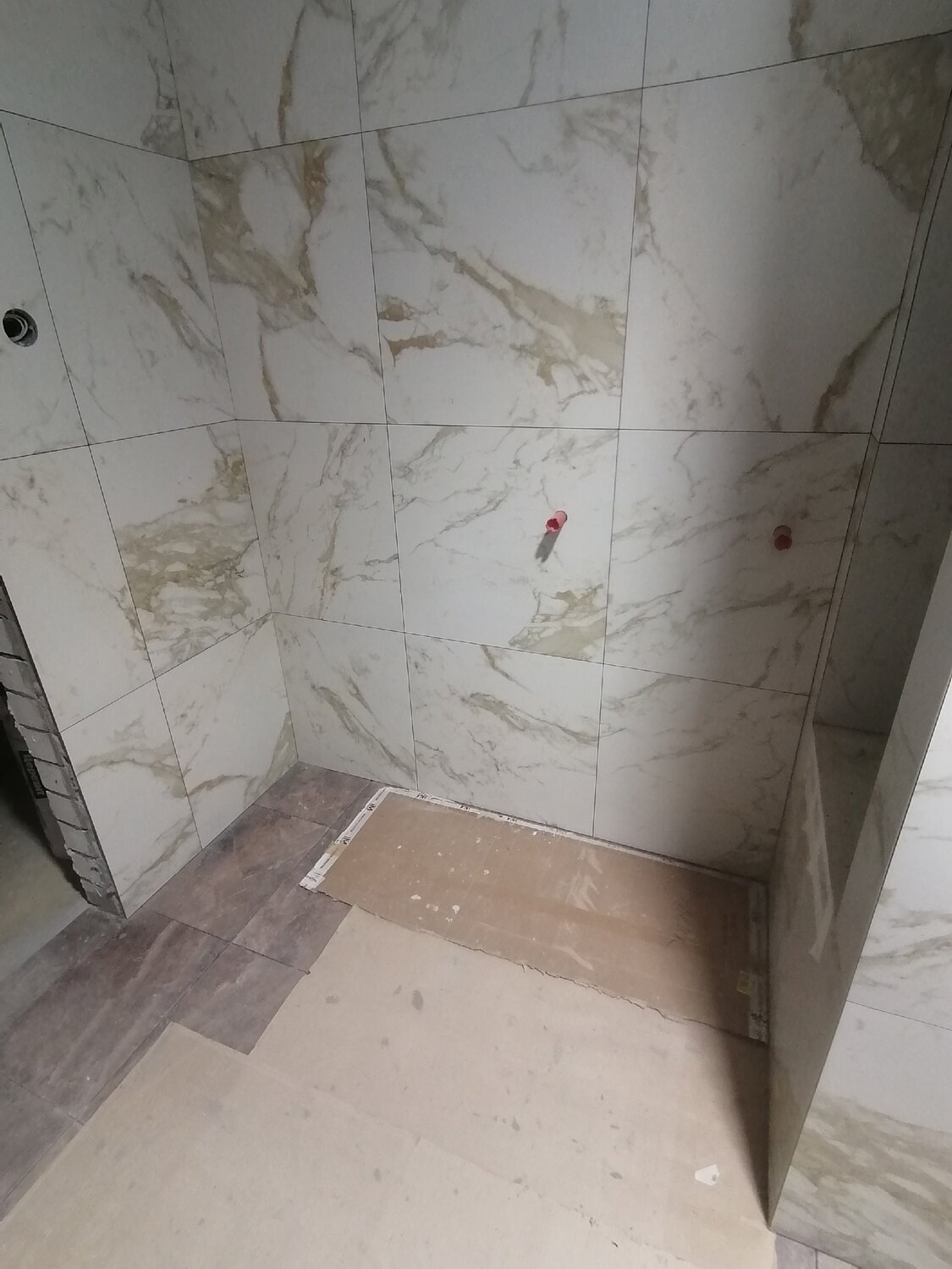 укладка плитки, плитка, мраморная плитка, плитка в ванной со смещением, кладка плитки