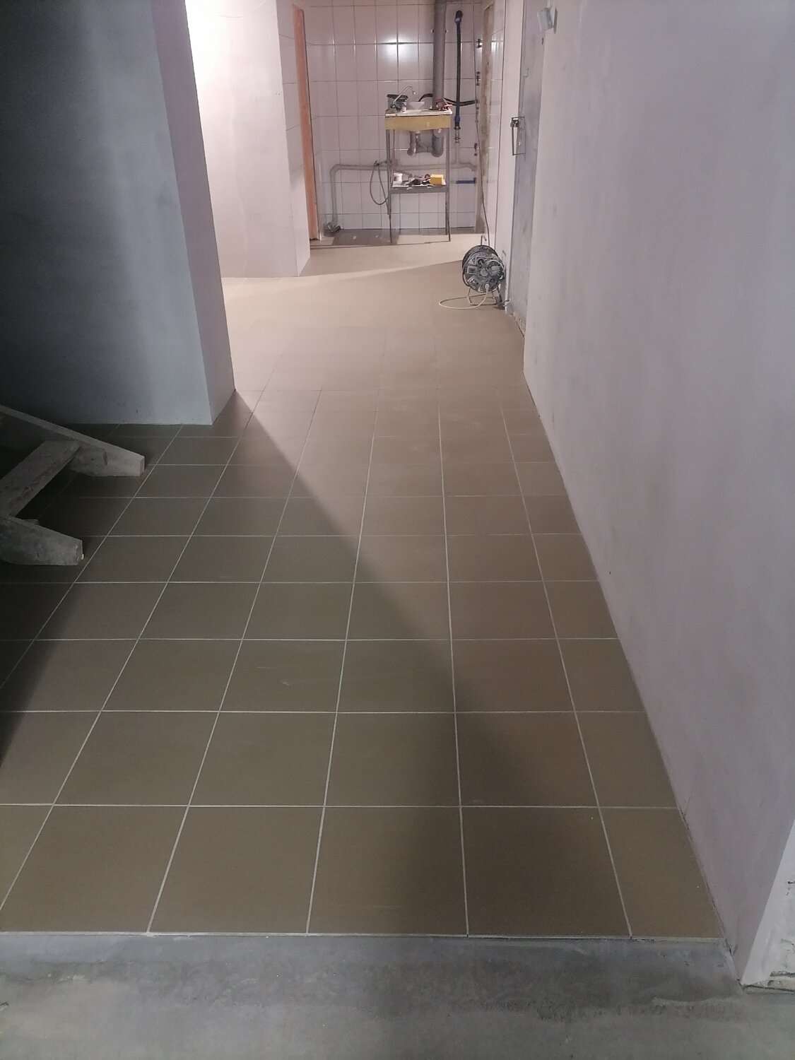 плитка, укладка плитки, укладка керамогранита на пол, укладка керамогранита, укладка прямоугольной плитки