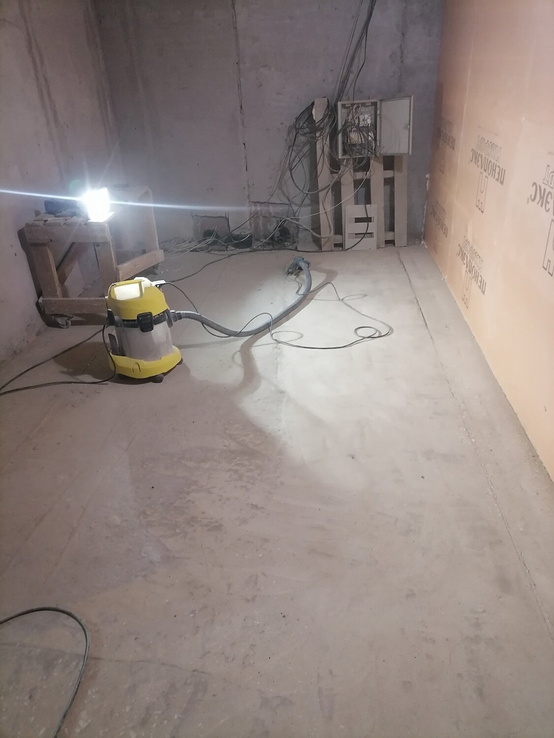 шлифовка бетонного пола, стяжка пола, фрезерование бетонного пола, пылесос керхер, шлифовка пола