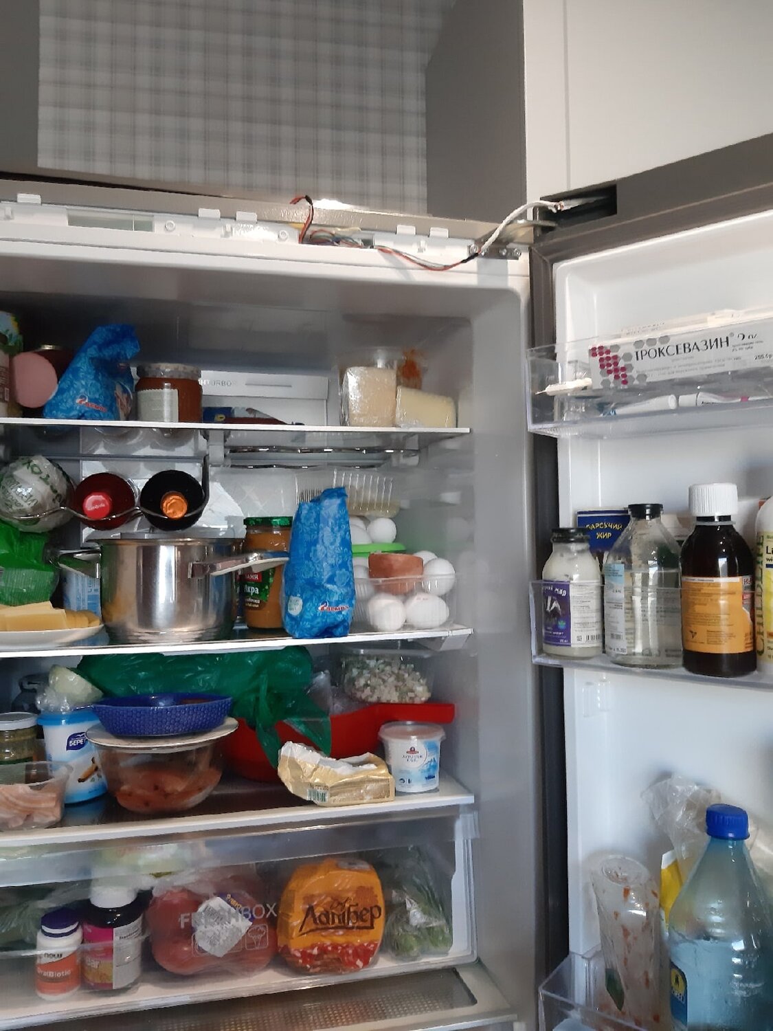 холодильник продукты, холодильник, встроенный холодильник, полный холодильник, холодильник hotpoint ariston