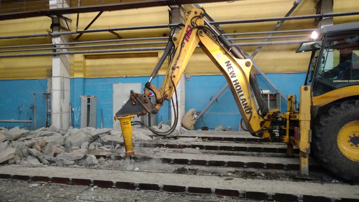 гидромолот для экскаватора асэ 220 т, гидромолот на базе экскаватора, гидравлический молот, экскаватор с гидромолотом, гидромолот на тракторе