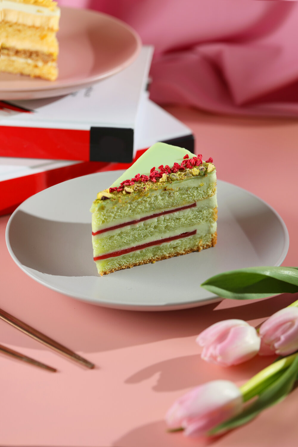 торт фисташка малина энди шеф, фисташковый торт, торт малина фисташка, торт фисташка малина разрез, фисташковый торт с малиной